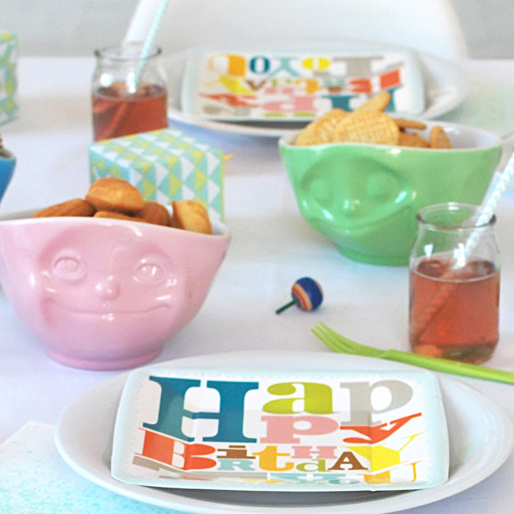 Premium porcelain bowl in light green from the porcelain product family of fun dishware by FIFTYEIGHT Products. Offers 16 oz capacity perfect for serving cereal, soup, snacks and much more. Dishwasher and microwave safe bowl featuring a sculpted ‘happy’ facial expression. Shipped in exclusively designed gift box.