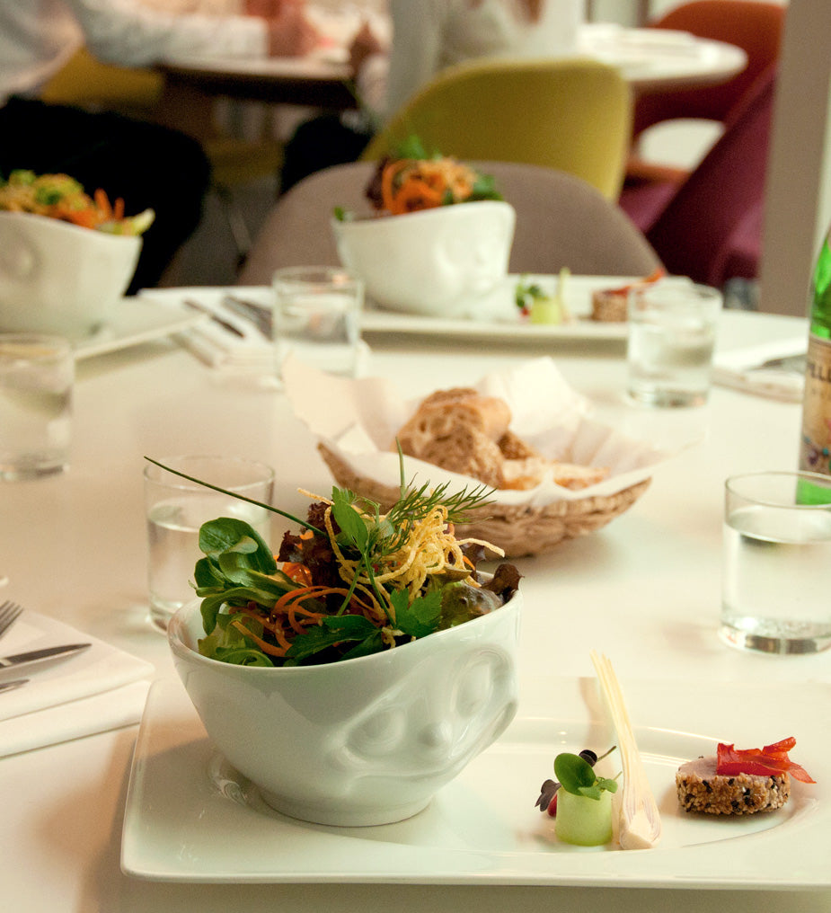 Premium porcelain bowl in white from the porcelain product family of fun dishware by FIFTYEIGHT Products. Offers 16 oz capacity perfect for serving cereal, soup, snacks and much more. Dishwasher and microwave safe bowl featuring a sculpted ‘happy’ facial expression. Shipped in exclusively designed gift box.