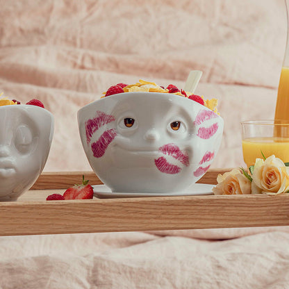 Premium porcelain bowl with colorful accents from TASSEN product family of fun dishware by FIFTYEIGHT Products. Offers 16 oz capacity perfect for serving cereal, soup, snacks and much more. Dishwasher and microwave safe bowl featuring a ‘dreamy’ facial expression and colorful eyes and kiss marks. Shipped in gift box.