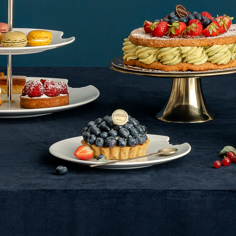 Set of two premium porcelain dessert plates in white with a 'bite mark' cutout at the edge. Dishwasher and microwave safe plate with a 7.8 inch diameter. From the porcelain product family of fun dishware by FIFTYEIGHT Products. Made in Germany according to environmental standards.